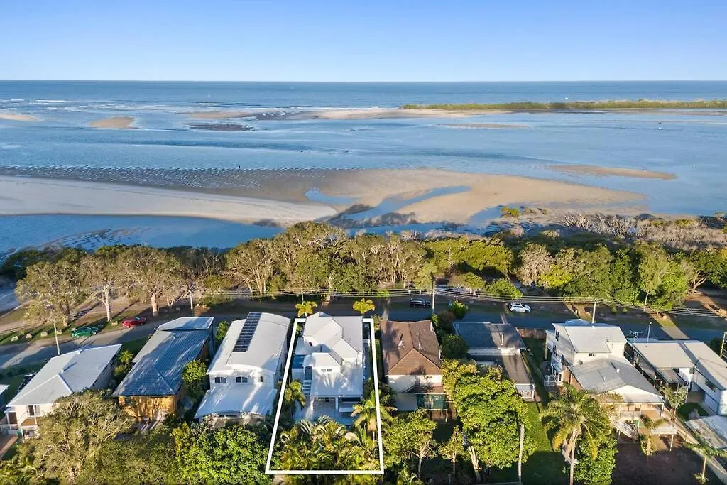 Premium Beach Front House - Pool, Bikes, Huge Deck Golden Beach 0*,  Australia