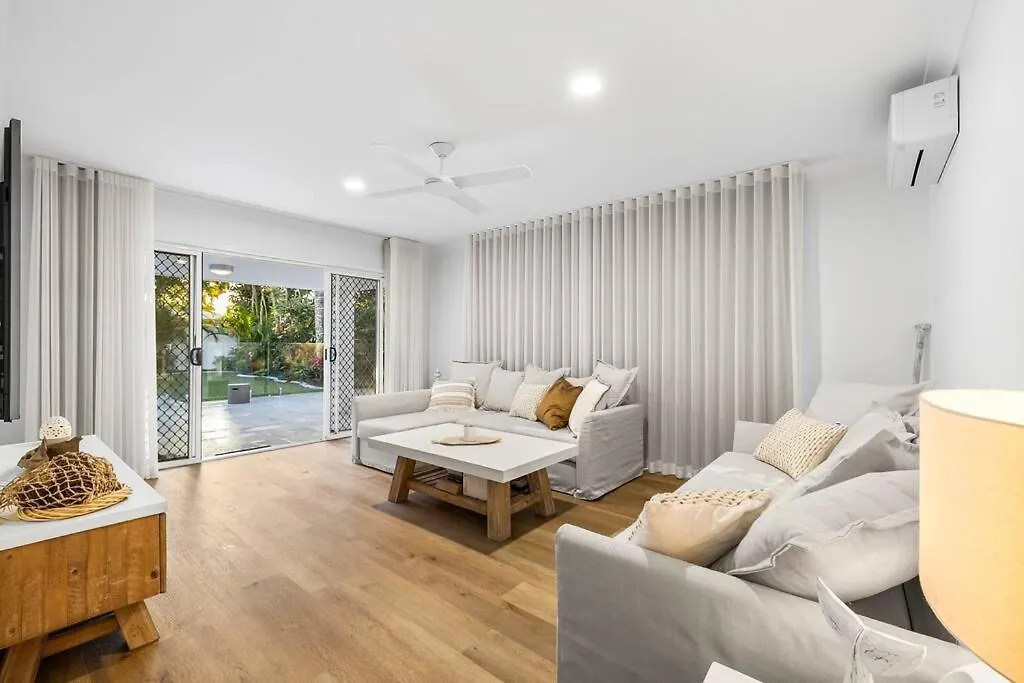 Dom wakacyjny Premium Beach Front House - Pool, Bikes, Huge Deck Golden Beach Australia