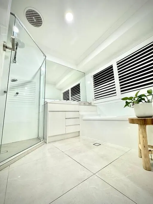 Holiday home Premium Beach Front House - Pool, Bikes, Huge Deck Golden Beach