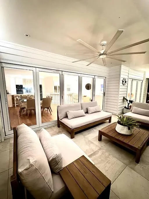 Premium Beach Front House - Pool, Bikes, Huge Deck Golden Beach Holiday home