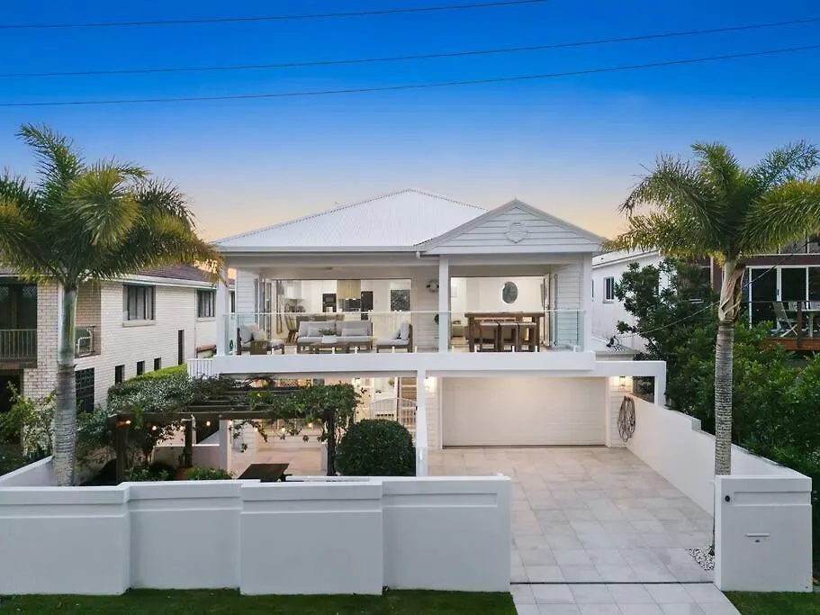 Premium Beach Front House - Pool, Bikes, Huge Deck Golden Beach